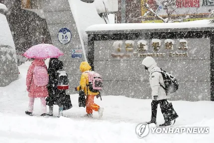 폭설에 등교하는 아이들 | 인스티즈