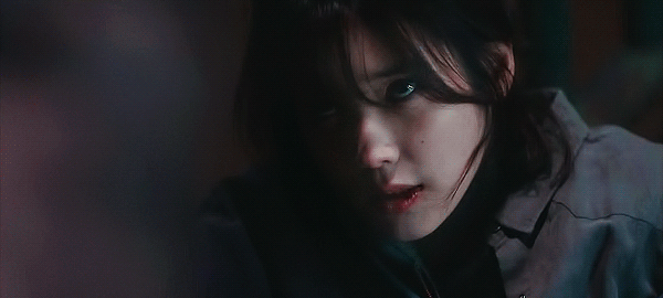 눈빛으로 쌍욕 박는 아이유 | 인스티즈