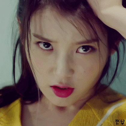눈빛으로 쌍욕 박는 아이유 | 인스티즈