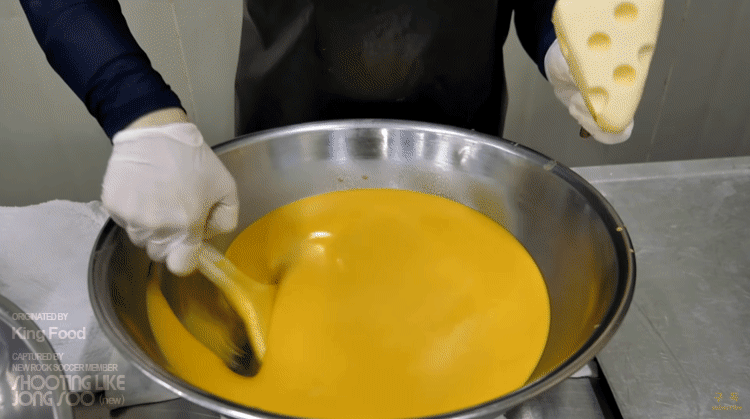 노란치즈모양 치즈케이크의 제조과정. gif | 인스티즈