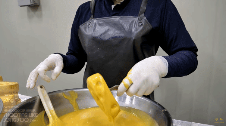 노란치즈모양 치즈케이크의 제조과정. gif | 인스티즈