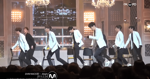 K-POP을 능가하겠다는 일본 장수아이돌 아라시 춤과 한국 장수아이돌 춤.gif | 인스티즈