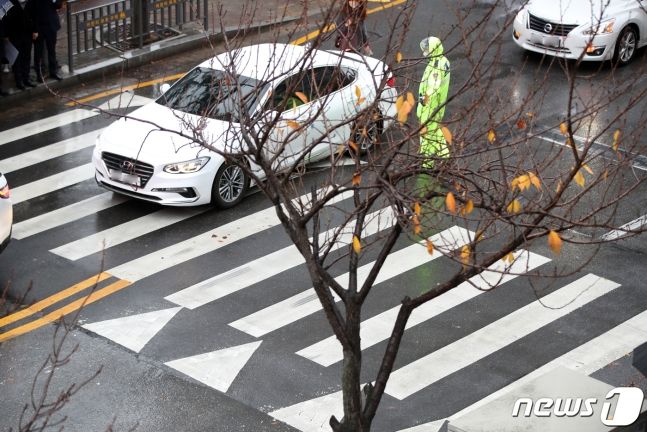 2살 아기 사망사고가 난 바로 다음날 사고 장소 횡단보도 상황...gif | 인스티즈