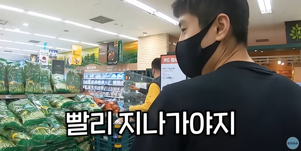이마트에서 무제한 쇼핑해보는 북한군인 | 인스티즈