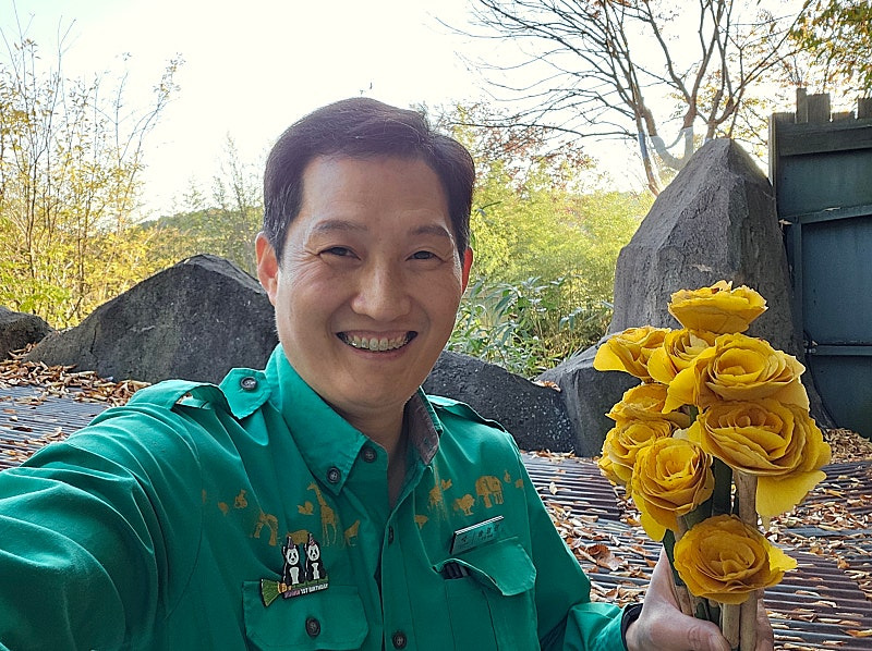 기쁨이 넘치는 열두 송이 노란 장미 (by송바오) + 낭만판다 러바오.jpg | 인스티즈