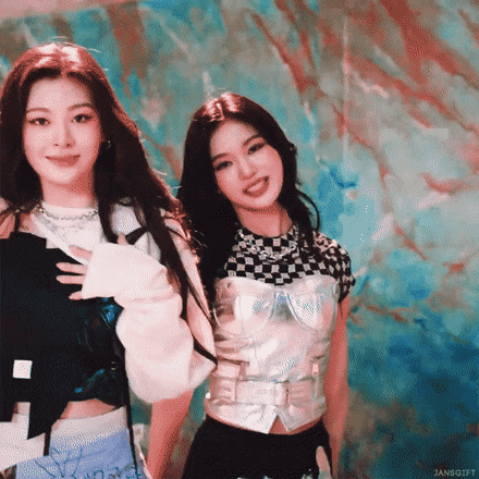 스테이씨 아이사 무대하면 좋은 쪽으로 튐.gif | 인스티즈