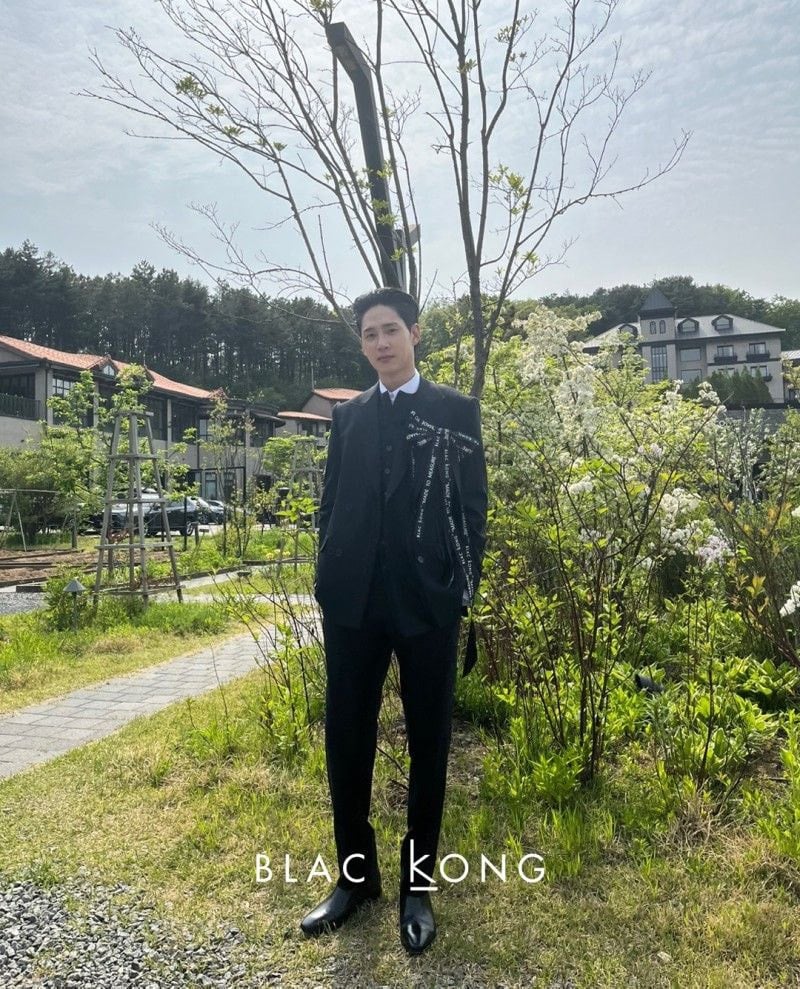 더글로리 전재준 의상 협찬 사진들.jpg - 악플달면 쩌리쩌려버려 - ＊여성시대＊ 차분한 20대들의 알흠다운 공간