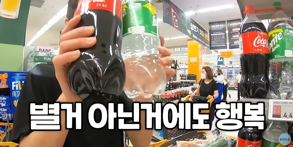 이마트에서 무제한 쇼핑해보는 북한군인 | 인스티즈