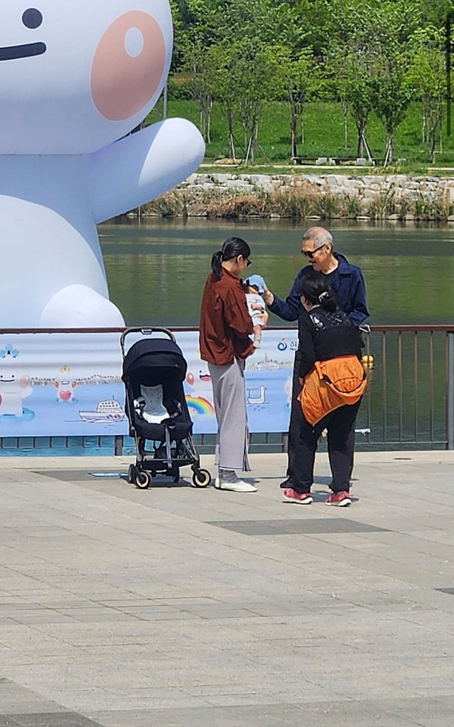 (할콩달콩주의) 미사호수공원에 산책나온 아기엄마아빠 | 인스티즈