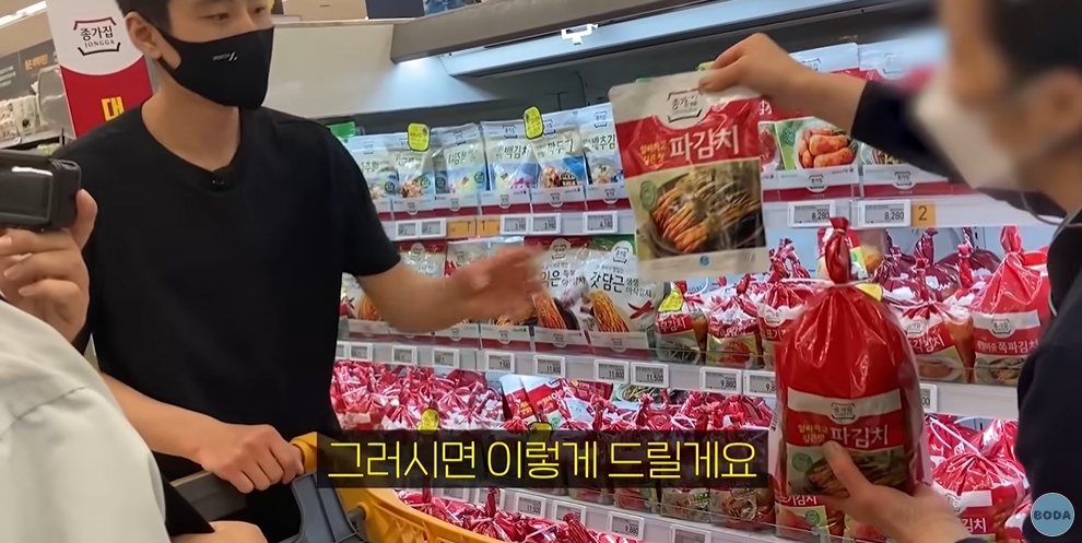 이마트에서 무제한 쇼핑해보는 북한군인 | 인스티즈