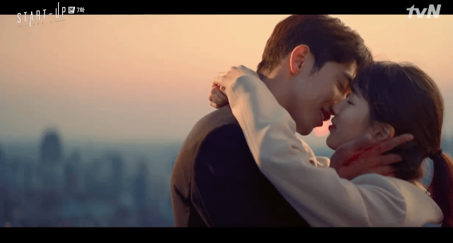 스타트업 수지-남주혁 키스신.gif | 인스티즈