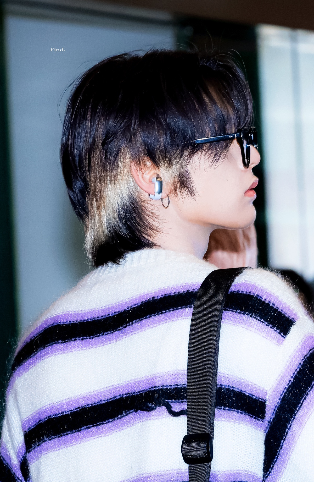 귀걸이처럼 생긴 신기한 이어폰 쓰는 남돌들 | 인스티즈