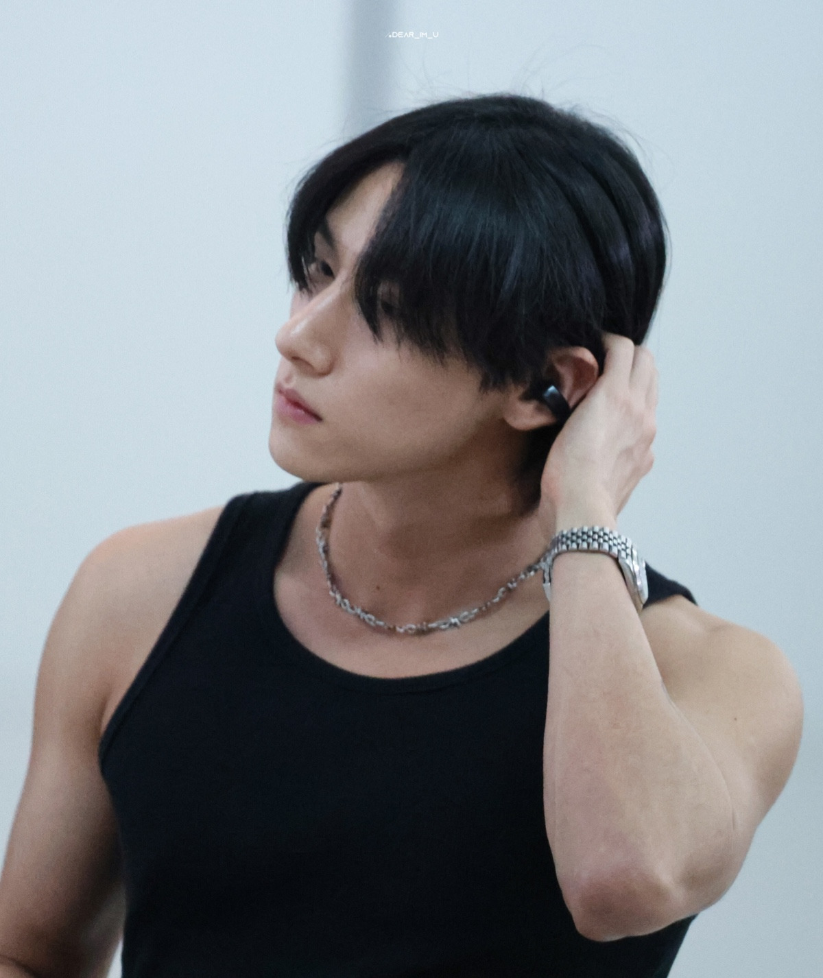 귀걸이처럼 생긴 신기한 이어폰 쓰는 남돌들 | 인스티즈