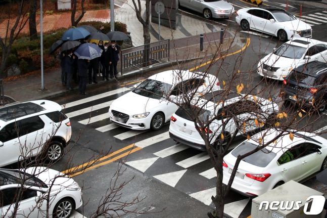 2살 아기 사망사고가 난 바로 다음날 사고 장소 횡단보도 상황...gif | 인스티즈