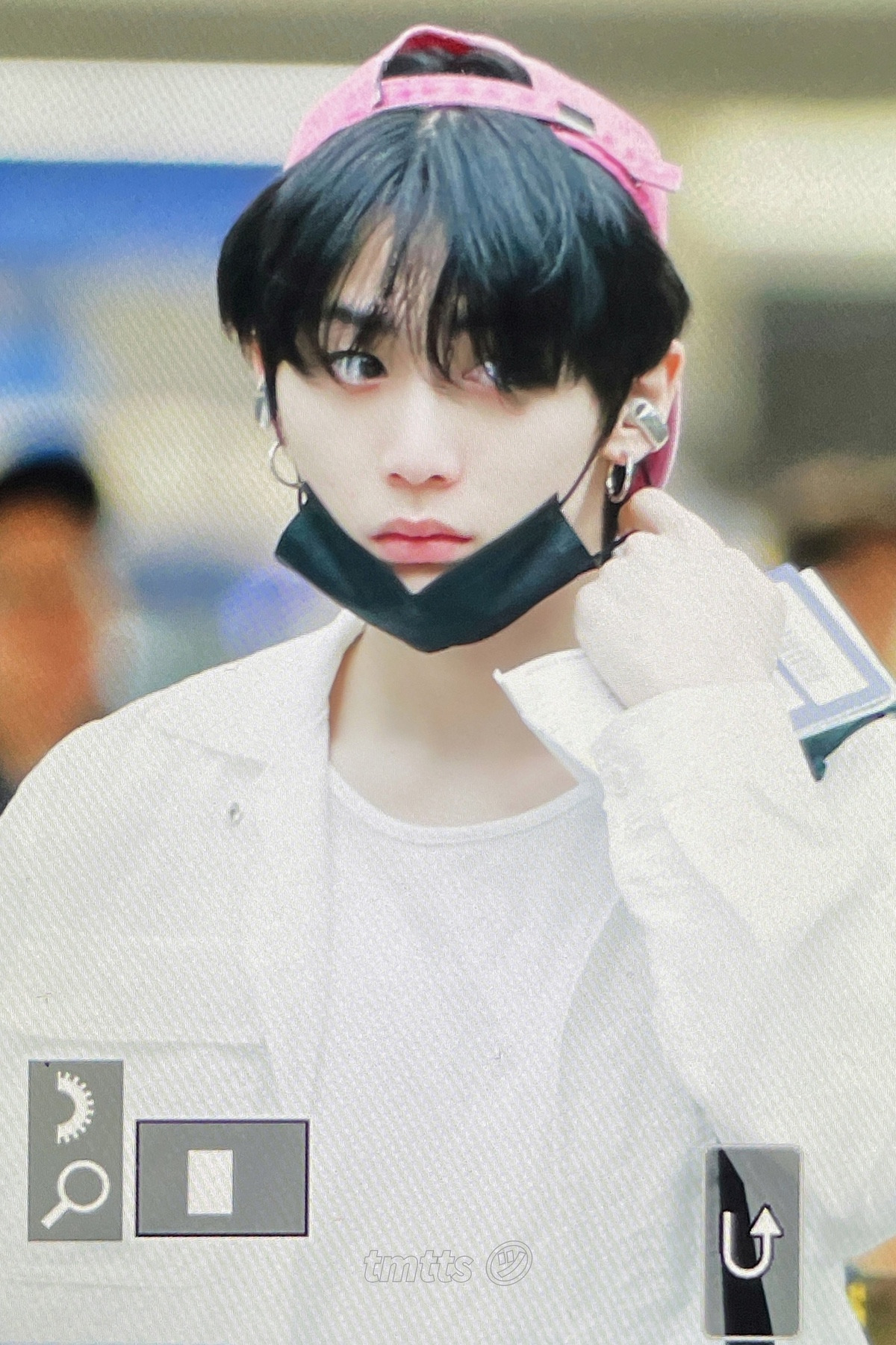 귀걸이처럼 생긴 신기한 이어폰 쓰는 남돌들 | 인스티즈