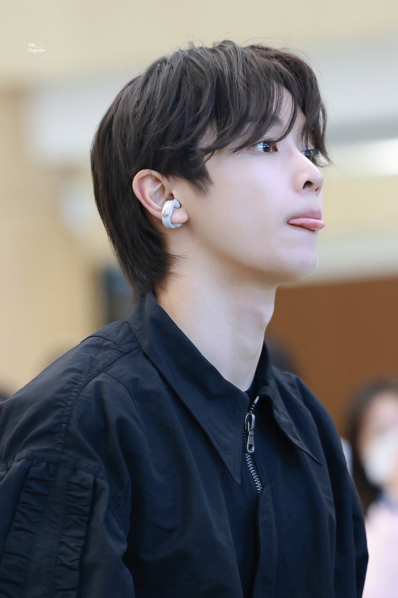 귀걸이처럼 생긴 신기한 이어폰 쓰는 남돌들 | 인스티즈