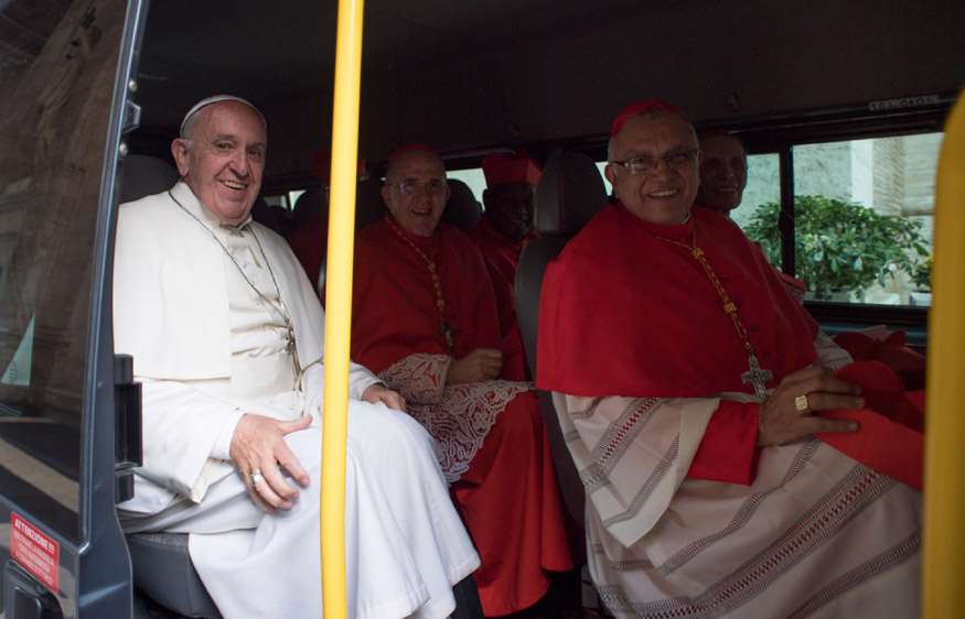 출근 첫날에도 정말 파격적이었던 프란치스코 교황 | 인스티즈