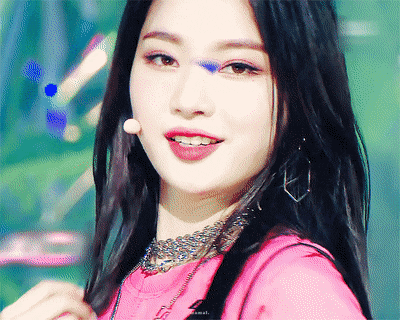 스테이씨 아이사 무대하면 좋은 쪽으로 튐.gif | 인스티즈