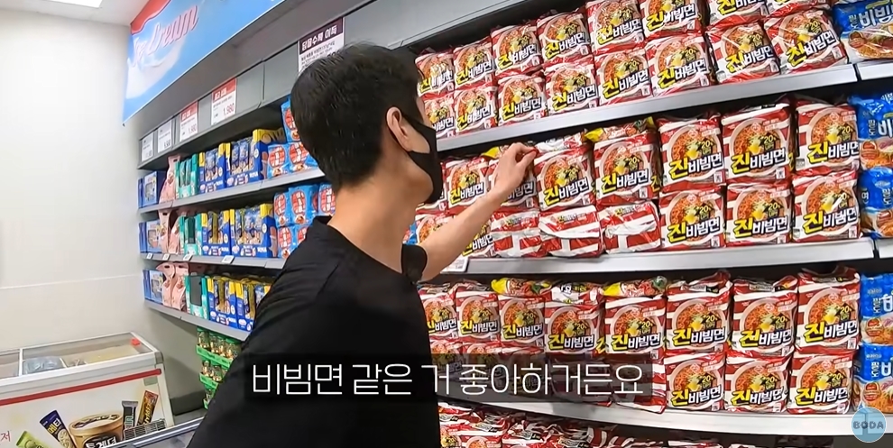 이마트에서 무제한 쇼핑해보는 북한군인 | 인스티즈