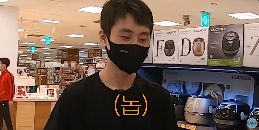 이마트에서 무제한 쇼핑해보는 북한군인 | 인스티즈