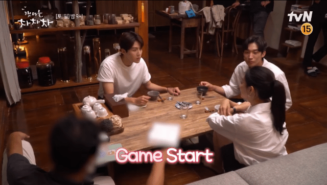 1박2일에서 배운 게임 드라마 촬영장에서 써먹는 김선호.gif | 인스티즈