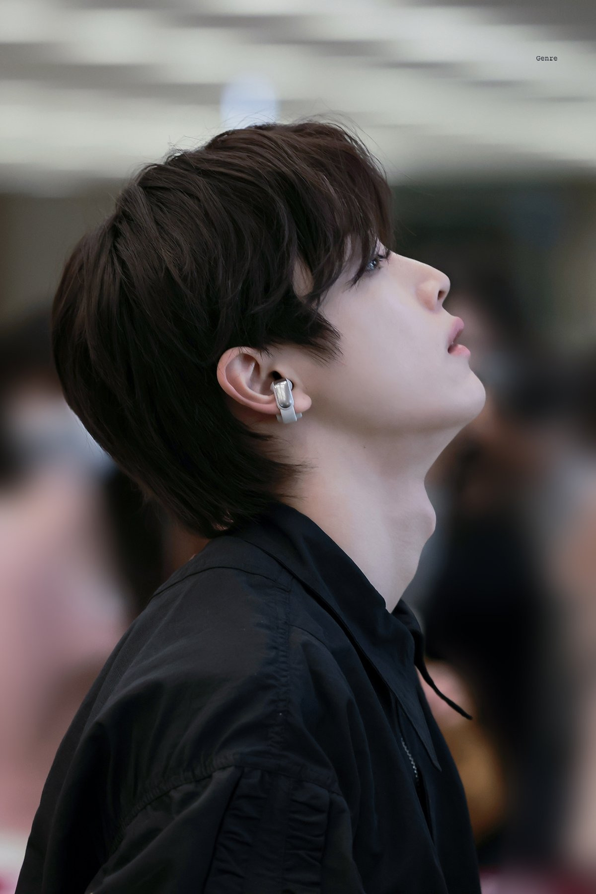 귀걸이처럼 생긴 신기한 이어폰 쓰는 남돌들 | 인스티즈