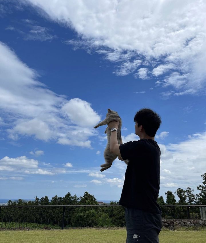 모르는 강아지 안고있는 윤박.jpg | 인스티즈