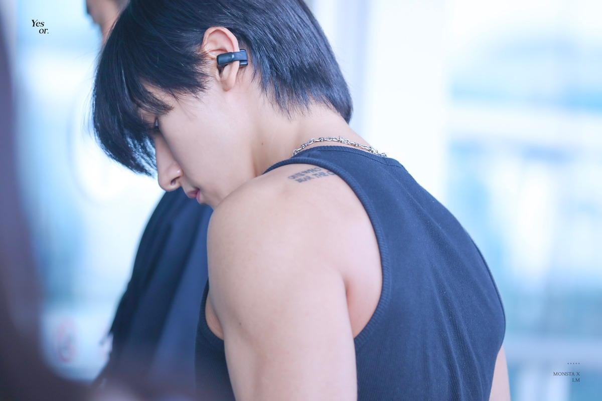 귀걸이처럼 생긴 신기한 이어폰 쓰는 남돌들 | 인스티즈