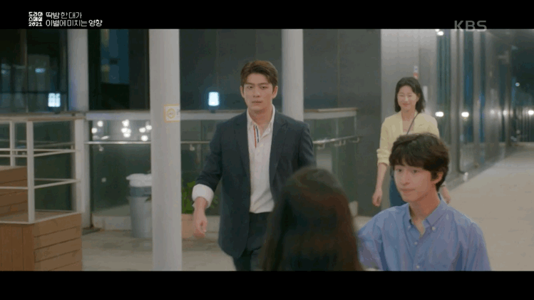 딱밤 때리는 남친과 이제는 그만 헤어지고 싶어요.gif | 인스티즈