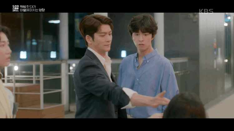 딱밤 때리는 남친과 이제는 그만 헤어지고 싶어요.gif | 인스티즈