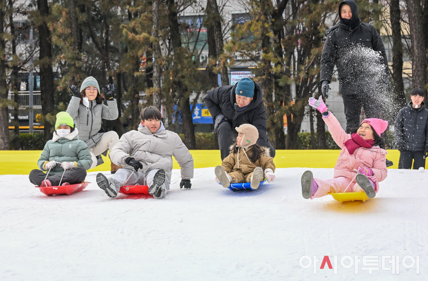눈 내리는 오늘 자 너무 행복해 보이는 기사 사진.jpg | 인스티즈