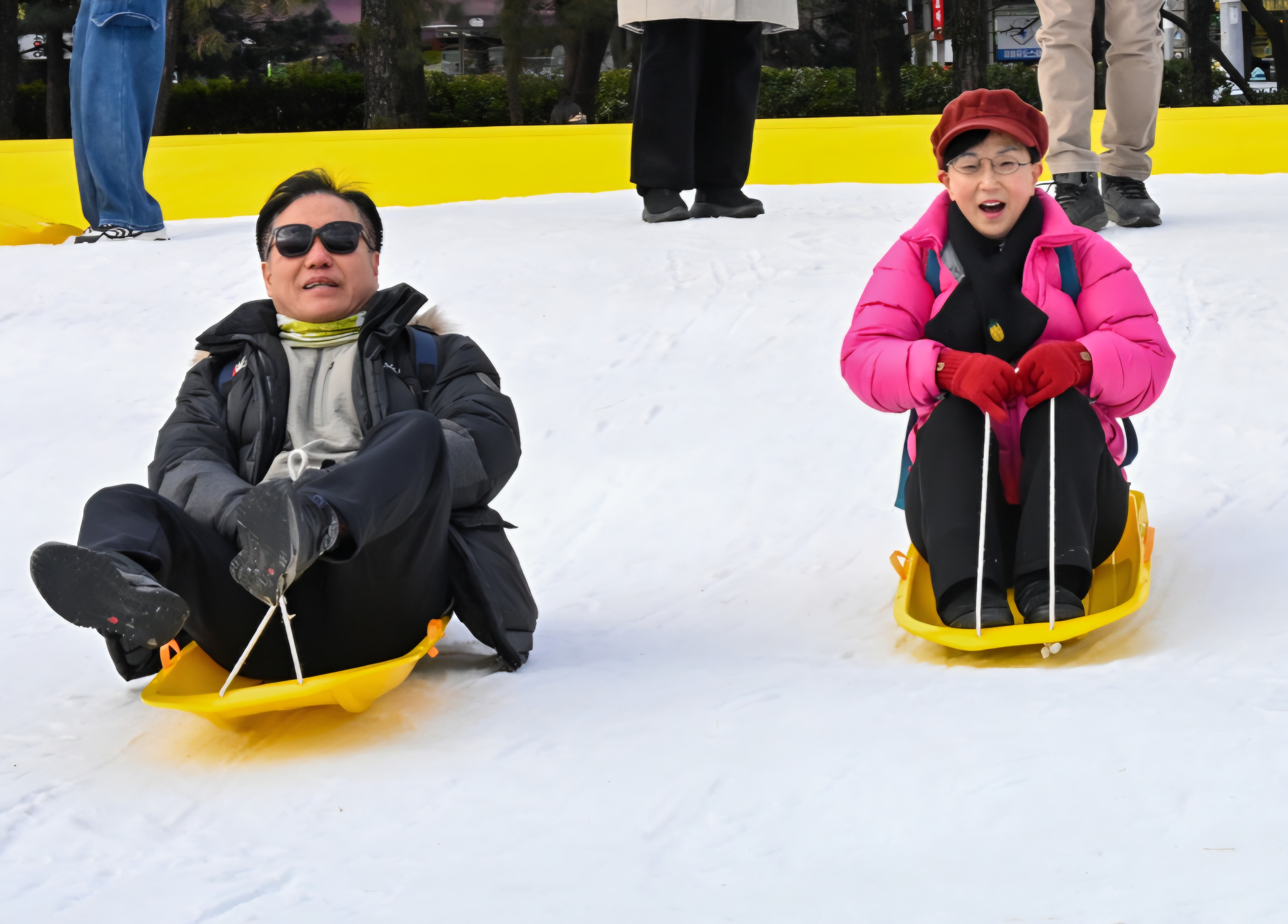 눈 내리는 오늘 자 너무 행복해 보이는 기사 사진.jpg | 인스티즈