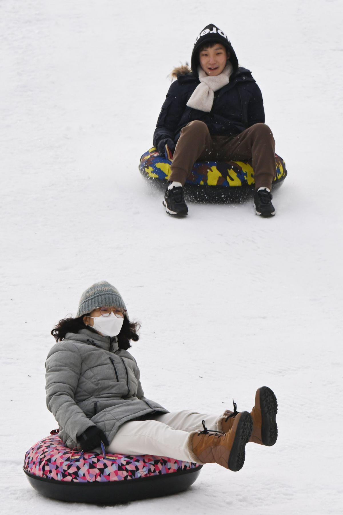 눈 내리는 오늘 자 너무 행복해 보이는 기사 사진.jpg | 인스티즈