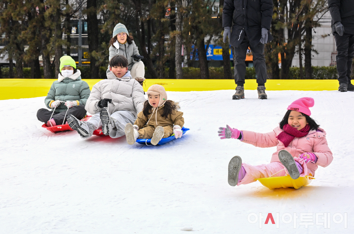 눈 내리는 오늘 자 너무 행복해 보이는 기사 사진.jpg | 인스티즈