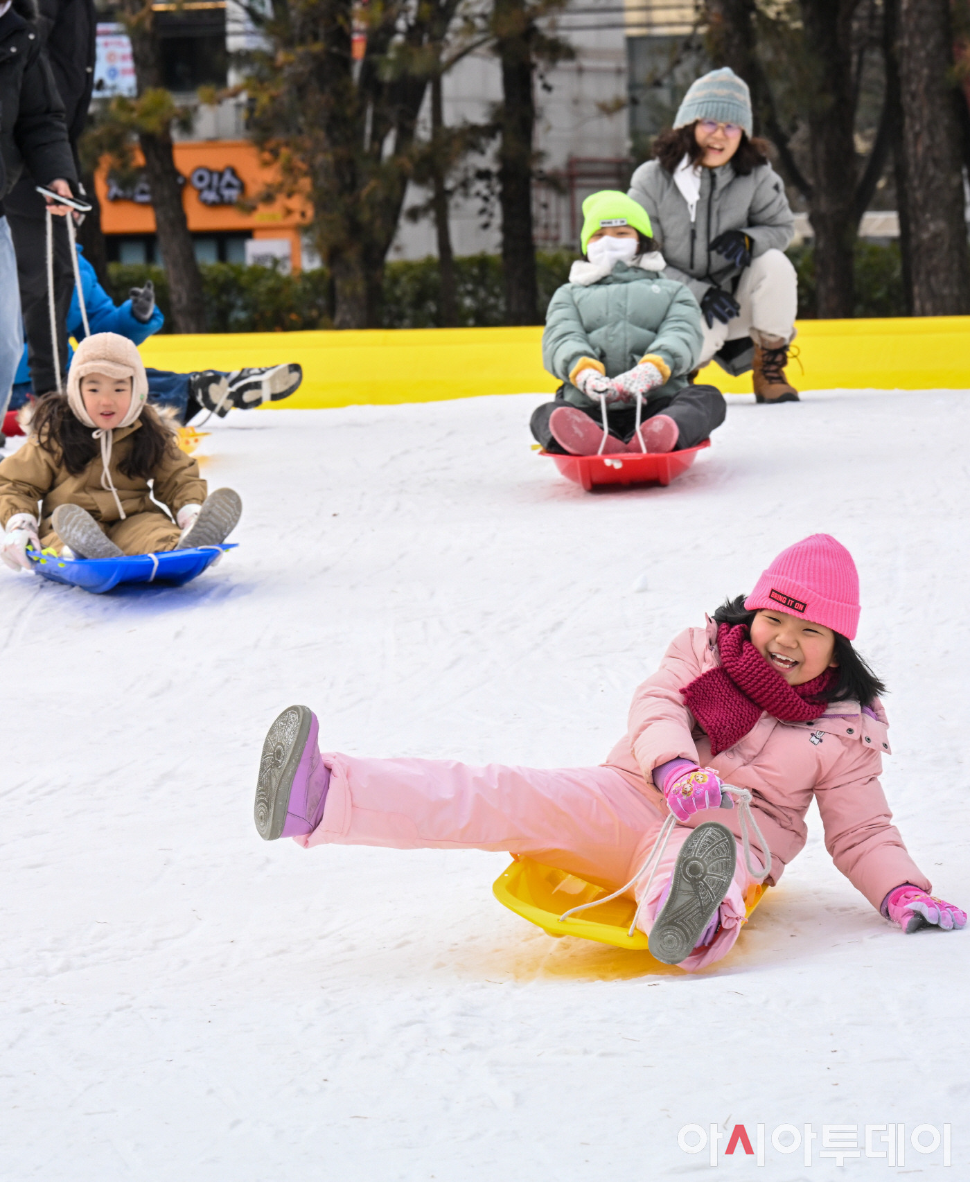 눈 내리는 오늘 자 너무 행복해 보이는 기사 사진.jpg | 인스티즈