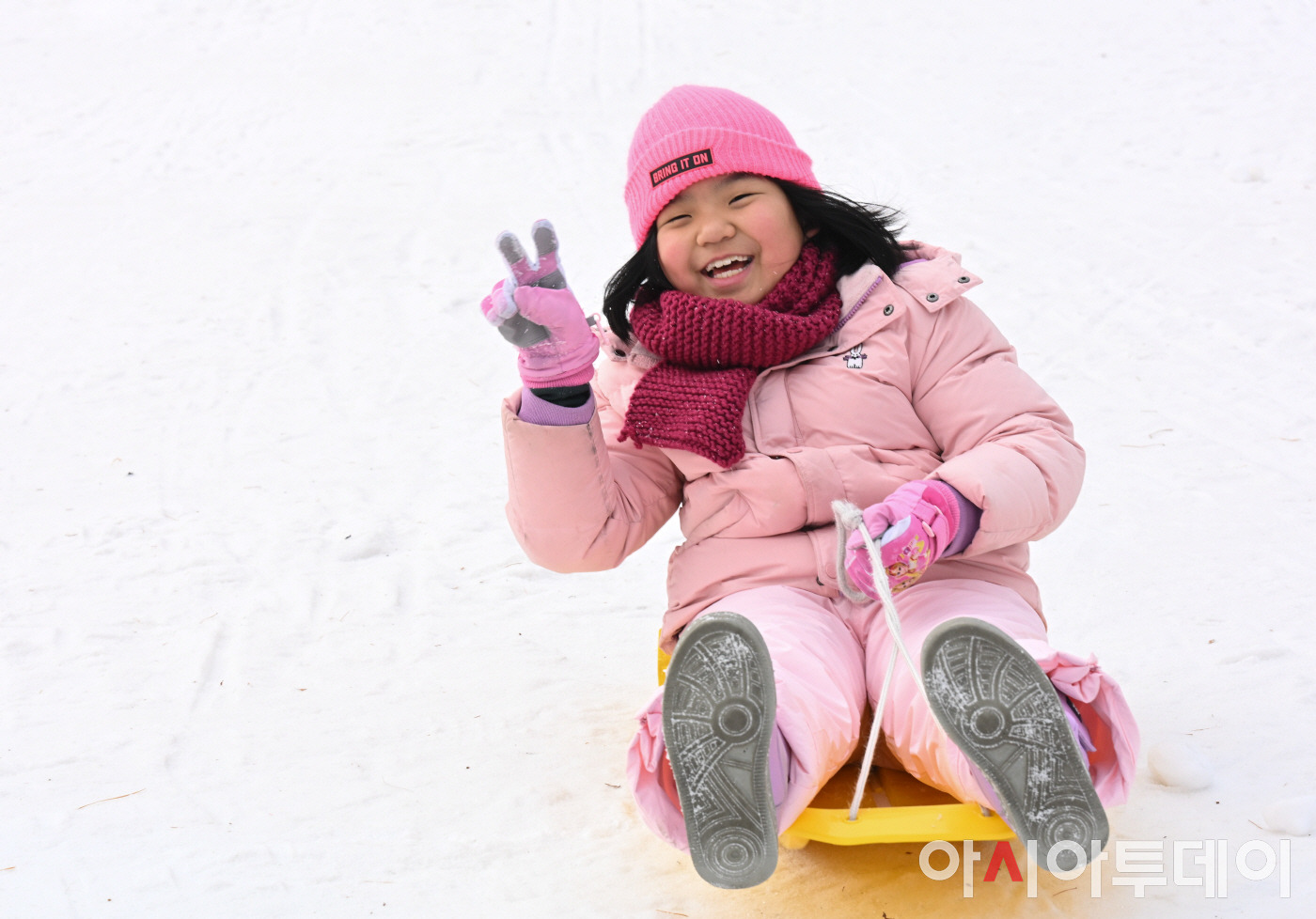 눈 내리는 오늘 자 너무 행복해 보이는 기사 사진.jpg | 인스티즈