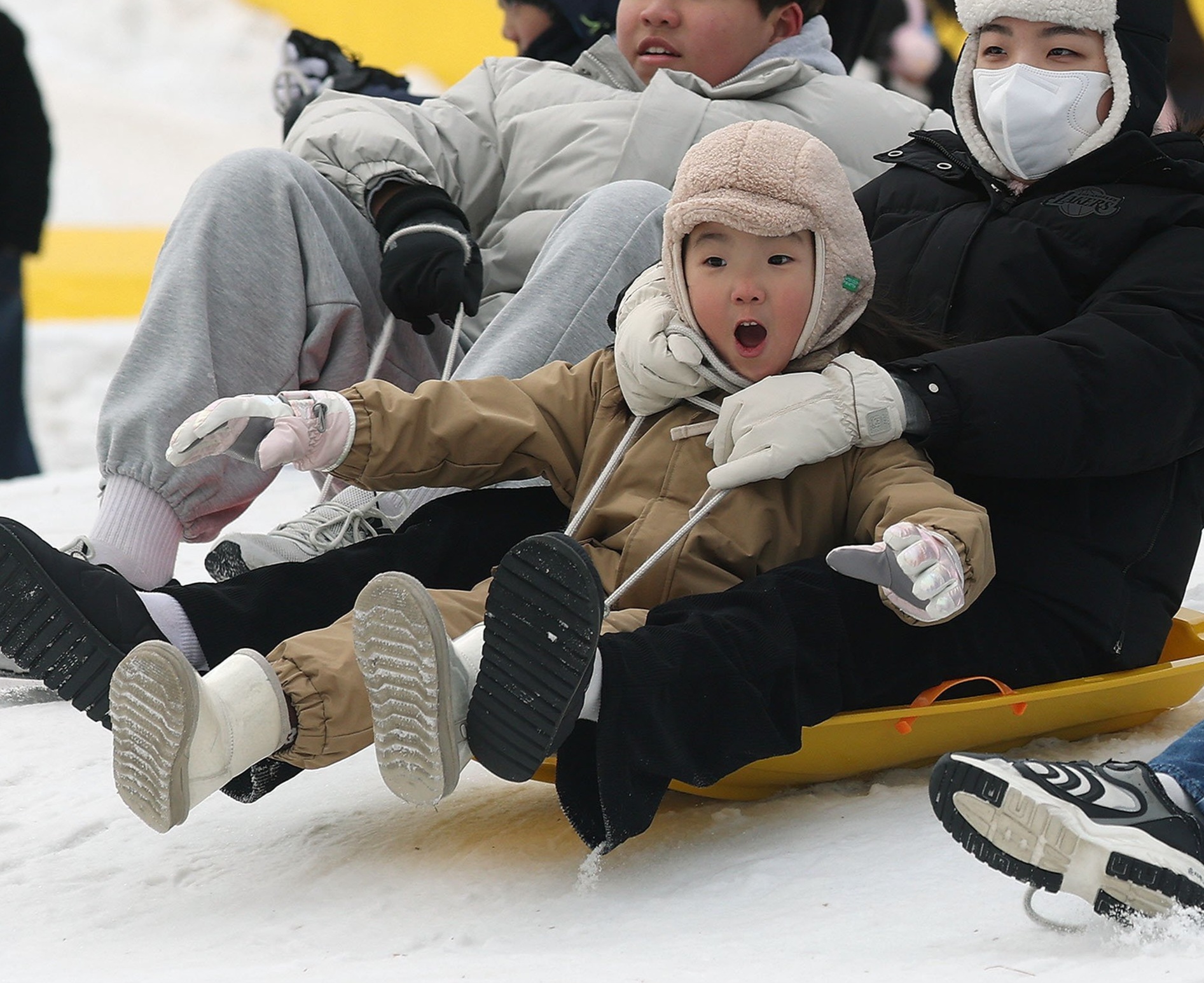눈 내리는 오늘 자 너무 행복해 보이는 기사 사진.jpg | 인스티즈