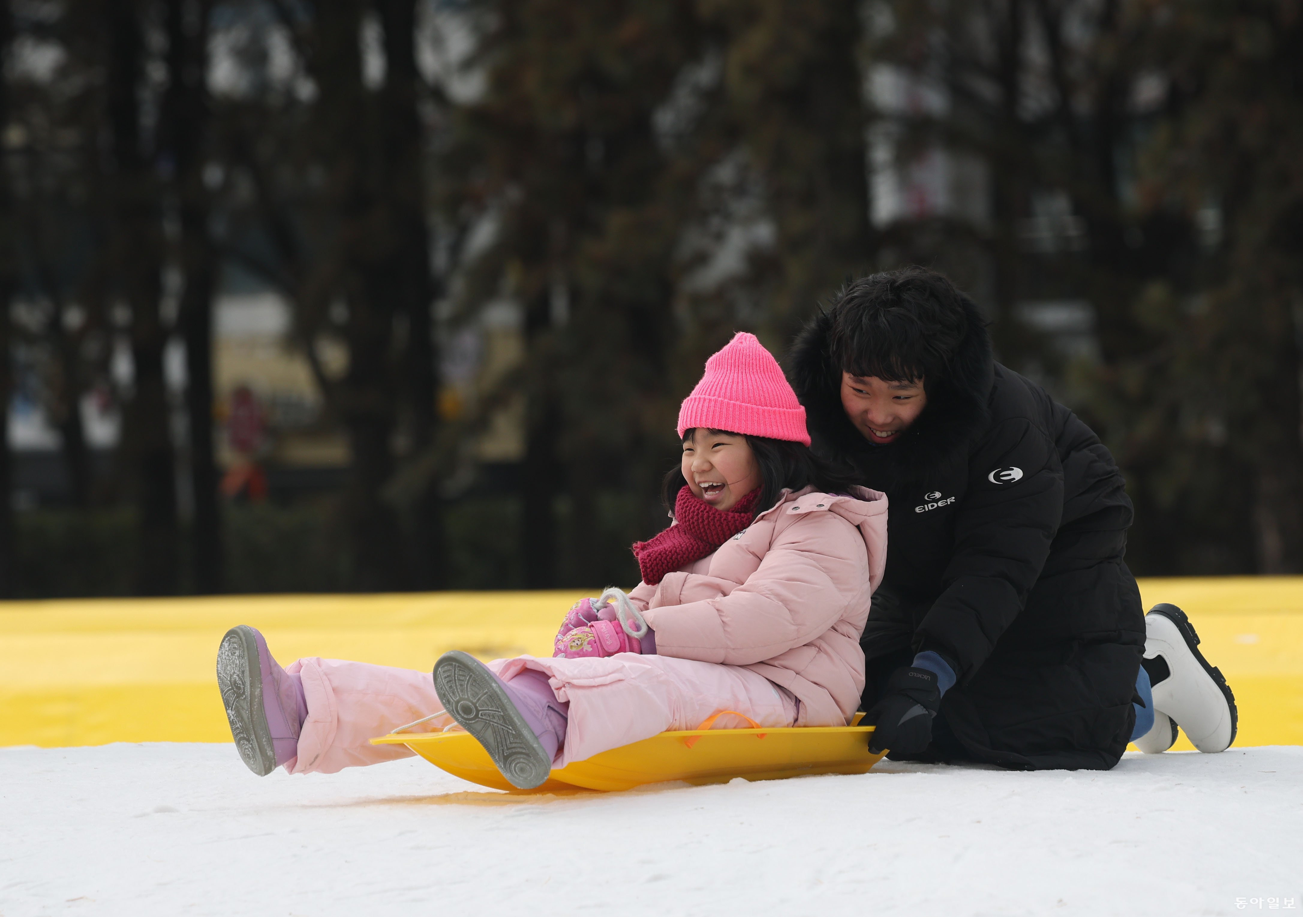 눈 내리는 오늘 자 너무 행복해 보이는 기사 사진.jpg | 인스티즈
