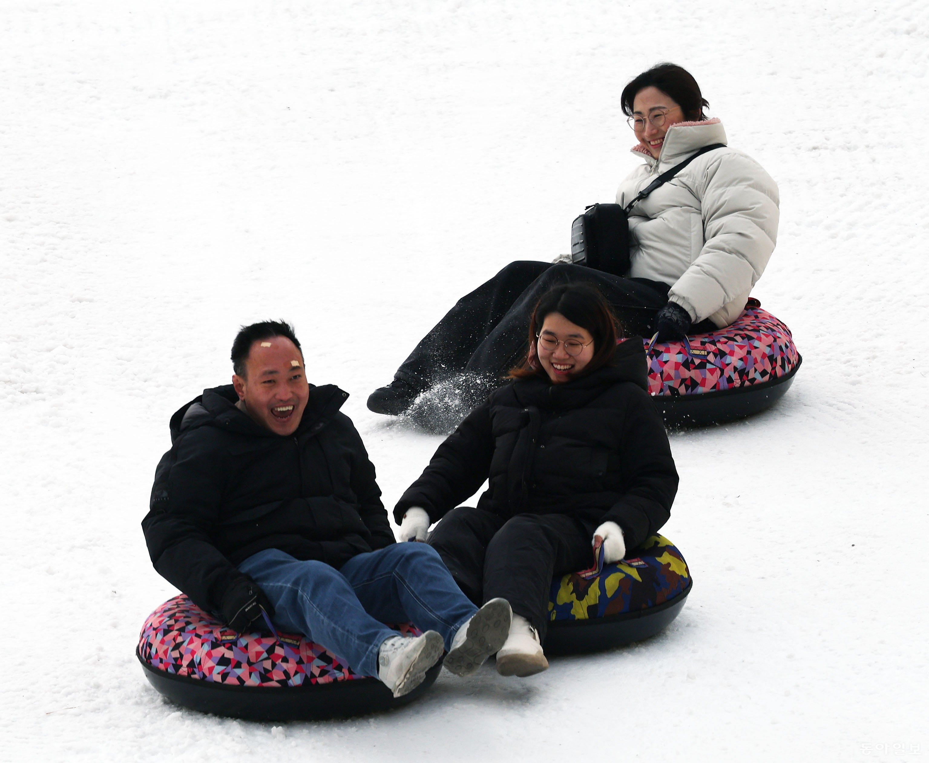눈 내리는 오늘 자 너무 행복해 보이는 기사 사진.jpg | 인스티즈