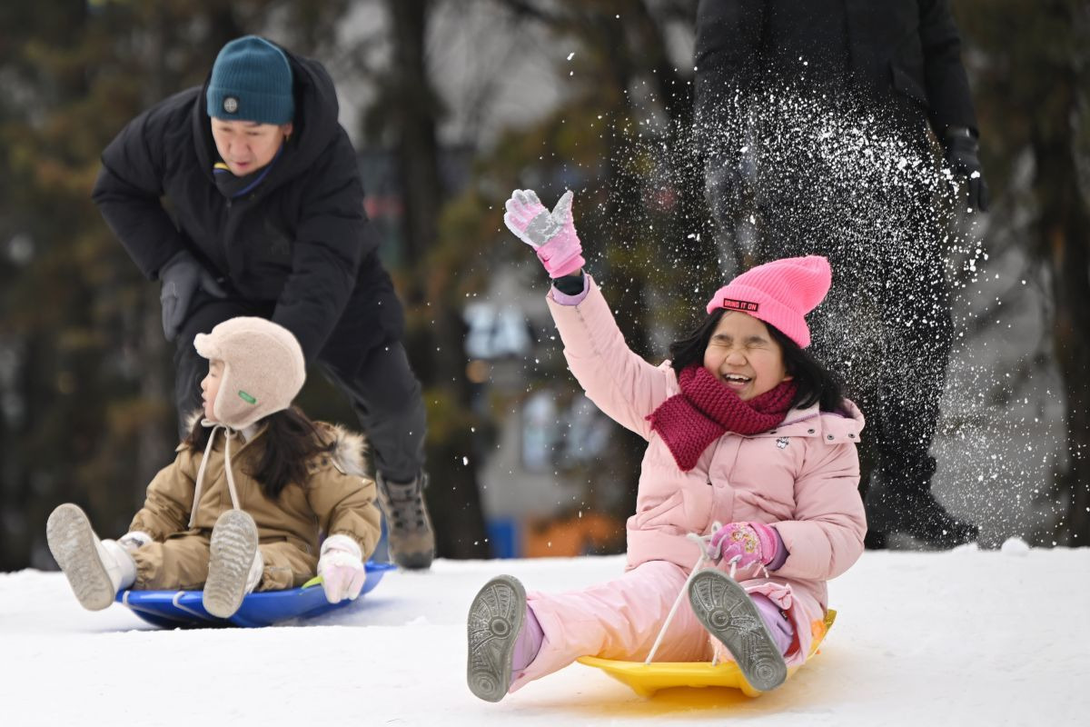 눈 내리는 오늘 자 너무 행복해 보이는 기사 사진.jpg | 인스티즈