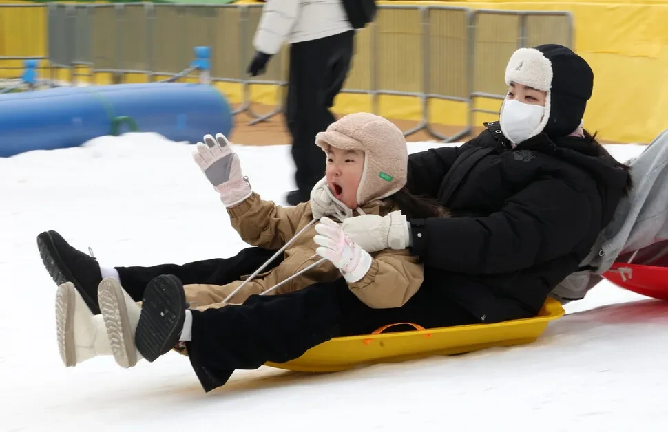 눈 내리는 오늘 자 너무 행복해 보이는 기사 사진.jpg | 인스티즈