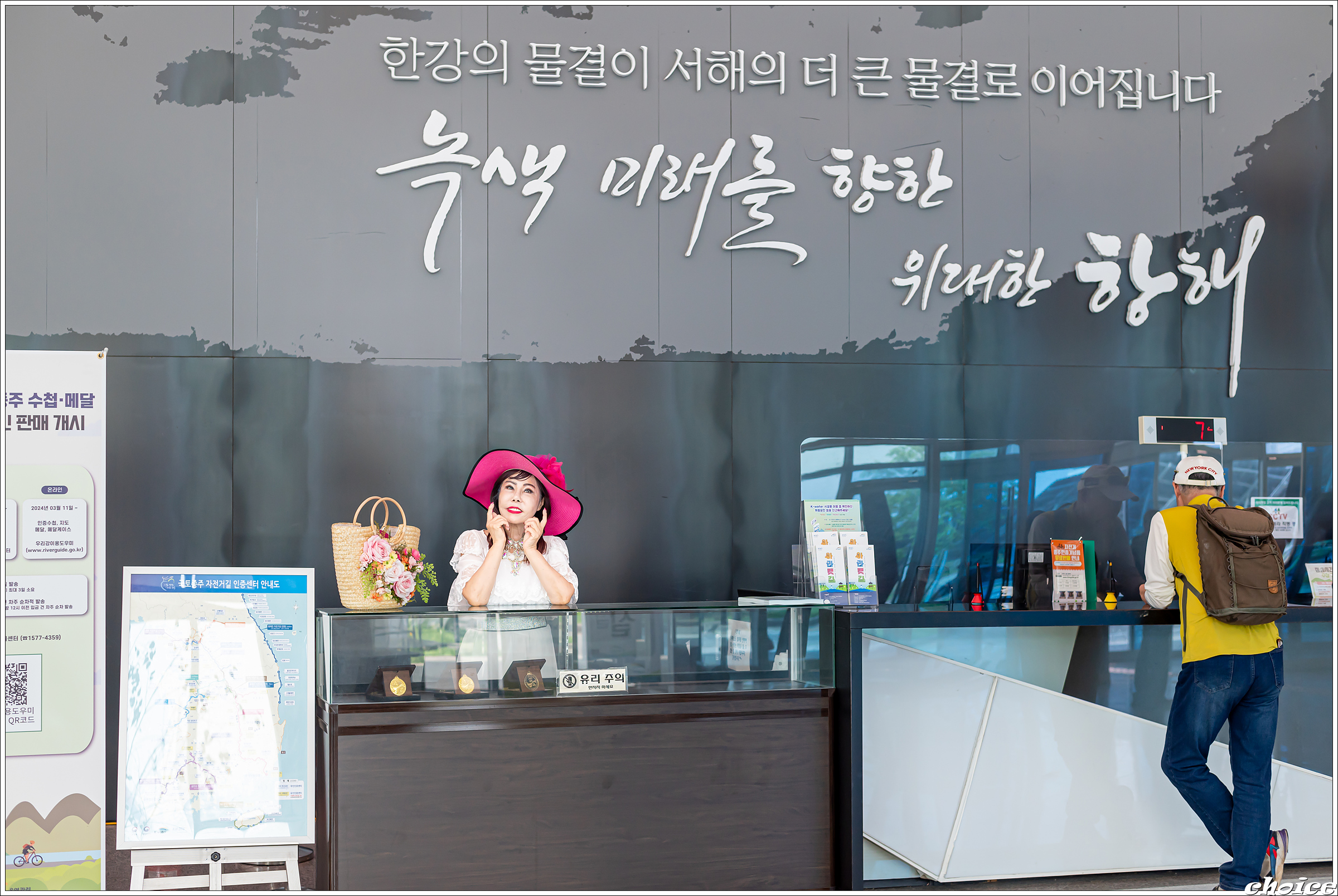 폴-리딩 이미지