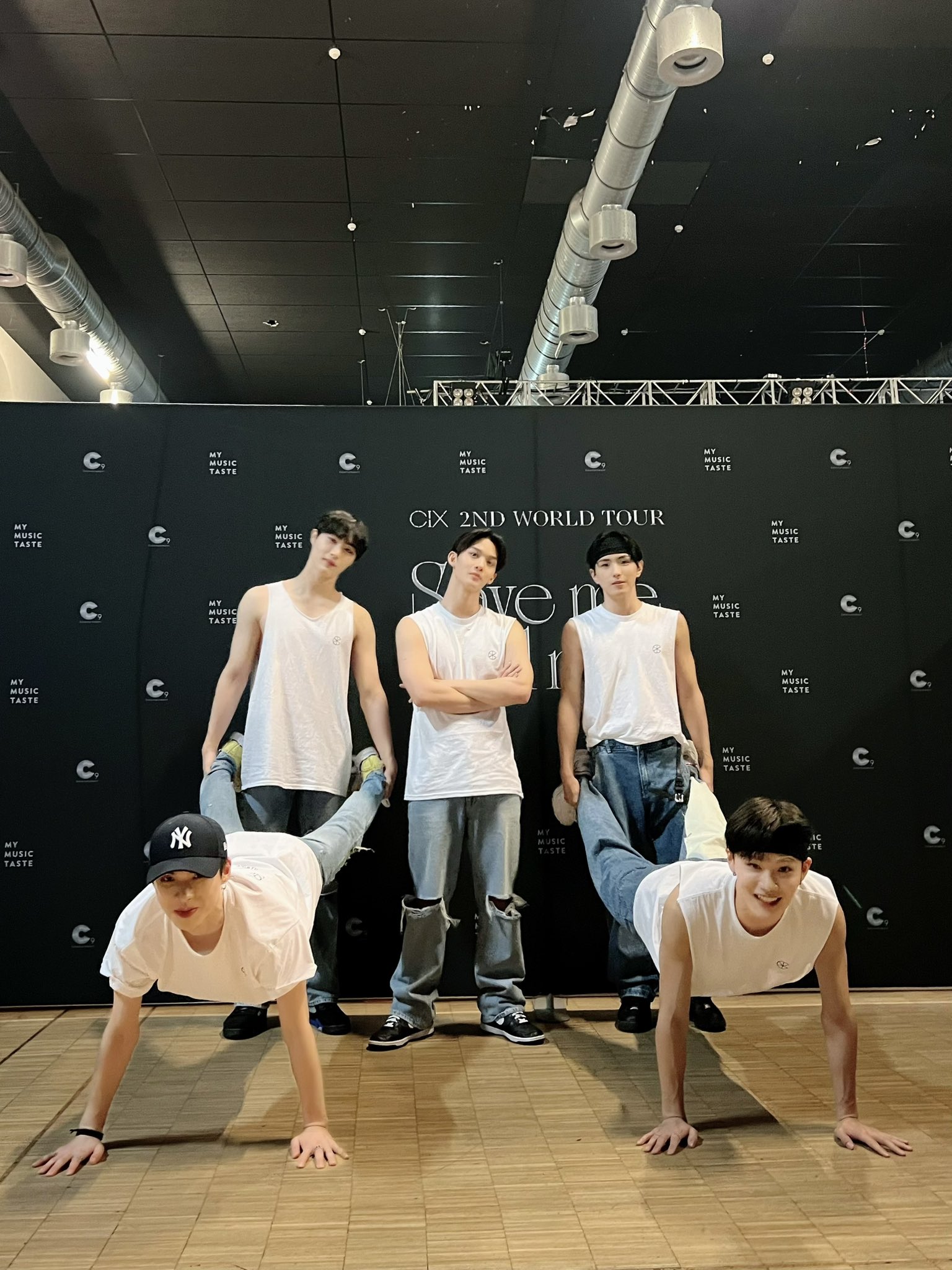 아운투어 이미지
