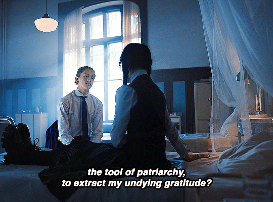 은근히 팽팽하게 갈리는 넷플릭스 웬즈데이 삼각로맨스 서사 | 인스티즈