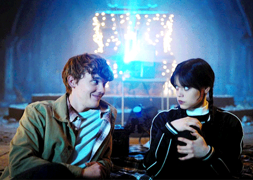 은근히 팽팽하게 갈리는 넷플릭스 웬즈데이 삼각로맨스 서사 | 인스티즈