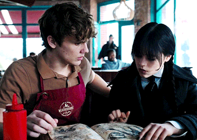 은근히 팽팽하게 갈리는 넷플릭스 웬즈데이 삼각로맨스 서사 | 인스티즈