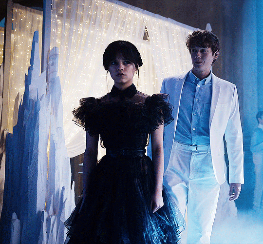 은근히 팽팽하게 갈리는 넷플릭스 웬즈데이 삼각로맨스 서사 | 인스티즈