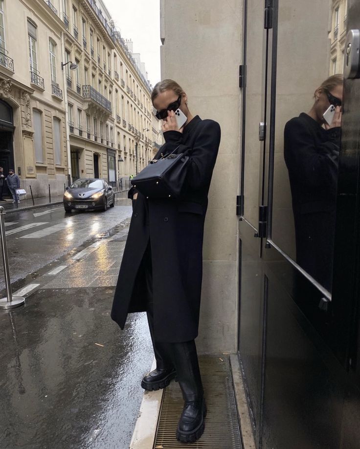 역시 검정 코트는 배신하지 않아유아차에 있던 아기가 사라짐.gif | 인스티즈