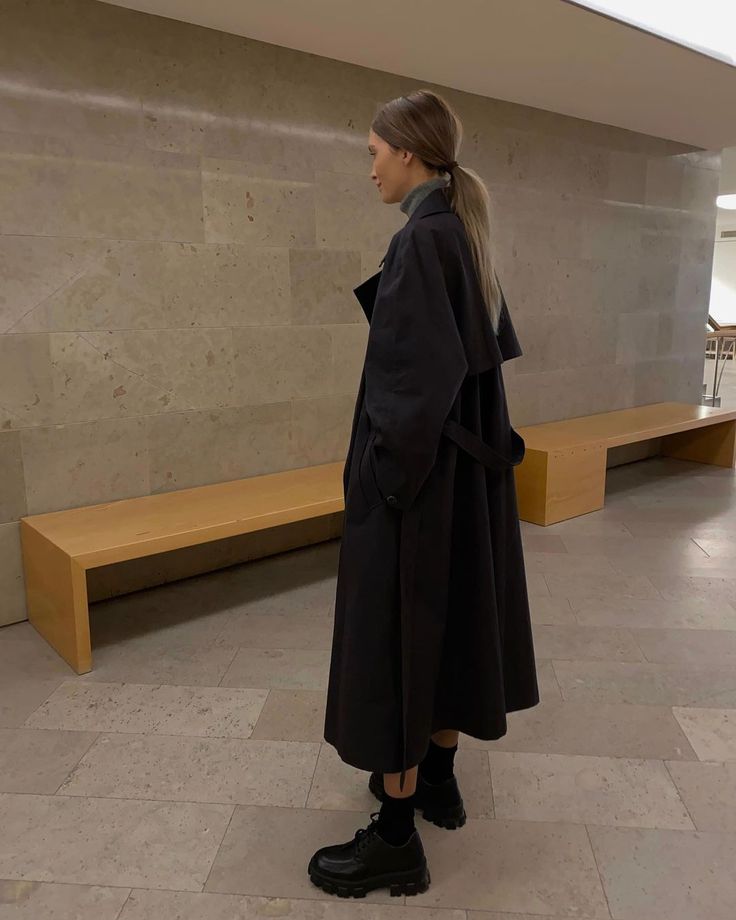 역시 검정 코트는 배신하지 않아유아차에 있던 아기가 사라짐.gif | 인스티즈