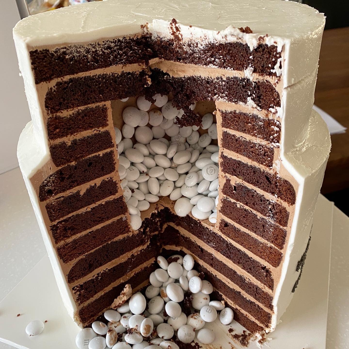 제약회사에 다니시는 남편분의 생일파티를 위해 대왕 약병 케이크를 주문주신 손님.twt | 인스티즈